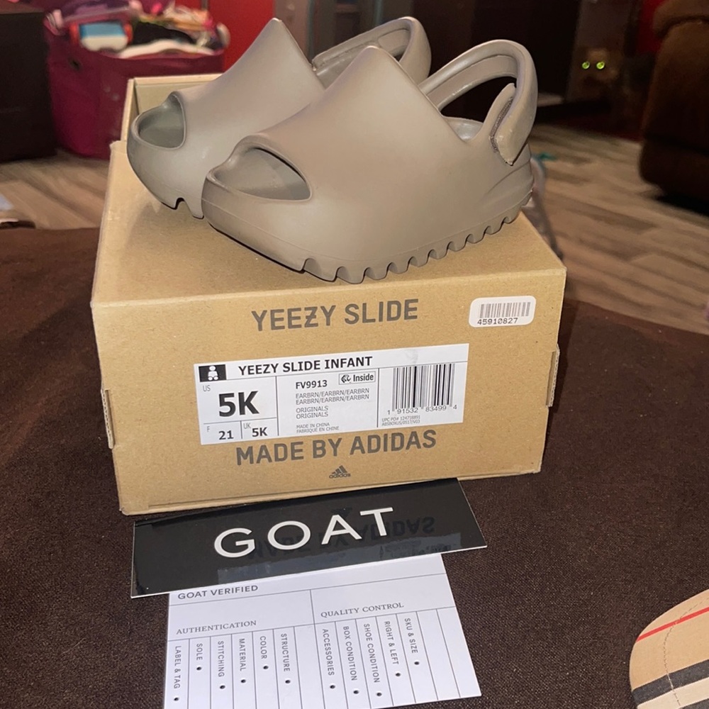 YEEZY INFANT SLIDES